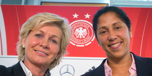 Silvia Neid und Steffi Jones vor einem DFB-Logo