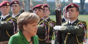 Angela Merkel vor tschechischen Soldaten
