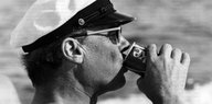 Ein Mann, Willy Brandt, trinkt aus einer Cola-Dose
