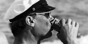 Ein Mann, Willy Brandt, trinkt aus einer Cola-Dose
