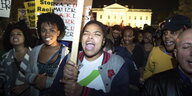 Vor dem Weißen Haus in Washington protestieren Menschen mit Schildern gegen Polizeigewalt gegen Schwarze Menschen