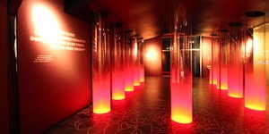 Ausstellungsraum mit Lichtsäulen