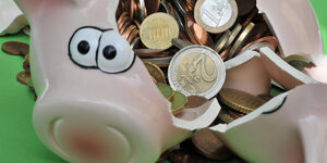 Münzen in einem zerstörten Sparschwein