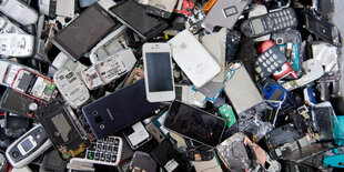 Ein Haufen alter Smartphones und Handys