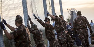 Soldaten errichten einen Zaun