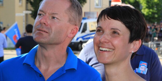 AfD-Politiker Matthias Manthei und Frauke Petry schauen in die Höhe