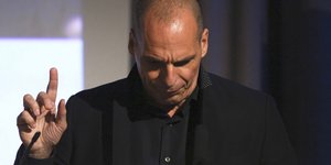 Yanis Varoufakis hebt den Zeigefinger