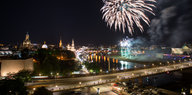 Ein Feuerwerk wird zum Dresdner Stadtfest über der Elbe gezündet
