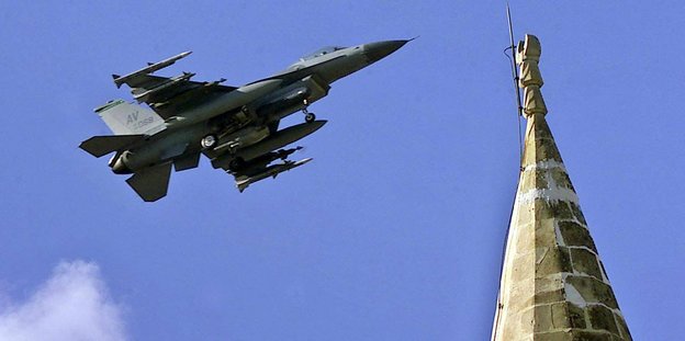 Eine US-amerikanische F16 überfliegt ein Minarett im türkischen Incirlik
