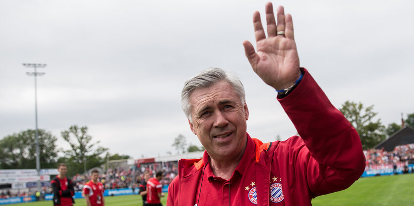 Bayer-Trainer Ancelotti winkt