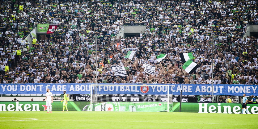 Sehr viele Fußballfans auf einer Tribüne, davor das Spielgeld und ein Tor