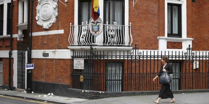 Eine Frau vor der ecuadorianischen Botschaft in London