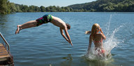 Ein Junge und ein Mädchen im Teenager-Alter baden in einem See