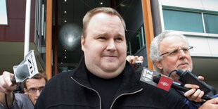 Kim Dotcom spricht in Mikrophone