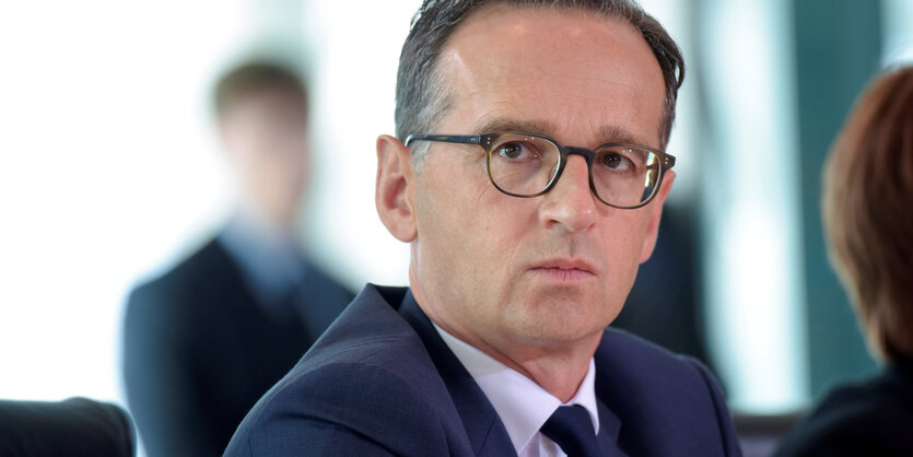 Ein Mann im Anzug guckt in die Kamera. Es ist Heiko Maas