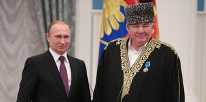 Wladimir Putin steht neben Ismail Berdijew