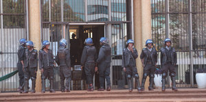Soldaten stehen in einer Reihe vor einem Gebäude