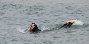 Eine Frau badet im Burkini