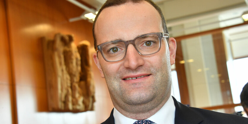 Jens Spahn schaut fixiert