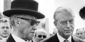 Schwarz-Weiß-Aufnahme von Adenauer, mit Hut und Sonnenbrille, und Globke