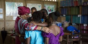 Liberias Präsidentin Johnson Sirleaf umarmt junge Schülerinnen