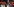 Diverse Schauspieler vor einer Wand, auf der "Stranger Things" steht
