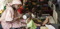 Eine Mutter füttert ihr Kind in einem Hilfszentrum in Maiduguri in Nigeria