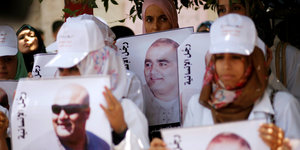Menschen mit Plakaten, auf denen al-Halabi abgebildet ist
