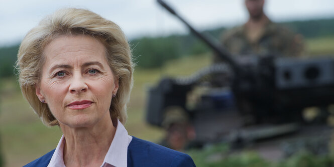 Ursula von der Leyen vor einem Panzer