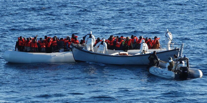 Zwei Bote auf offenem Meer nebeneinander