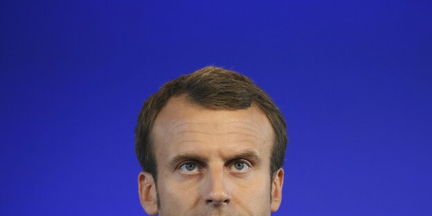 Der obere Teil des Gesichtes von Emmanuel Macron