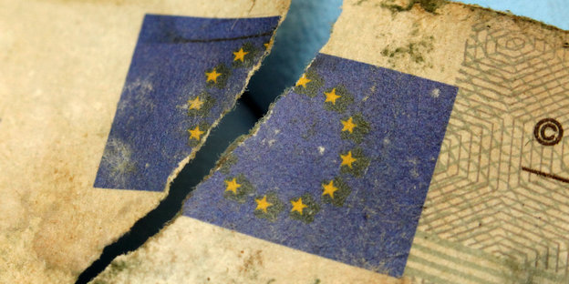 Die EU-Flagge auf einem Geldschein ist in der Mitte zerrissen
