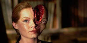 Eine Szene aus einem Horrorfilm: Das Gesicht einer Frau ist läns bis zur Nasenspitze aufgeschnitten