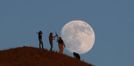 Kämpfer auf einem Hügel, im Hintergrund der Mond