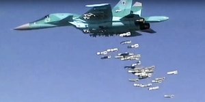 ein Kampfjet wirft Bomben vor blauem Himmel ab