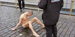 Ein nackter Mann, Pjotr Pawlenski, auf einer Straße