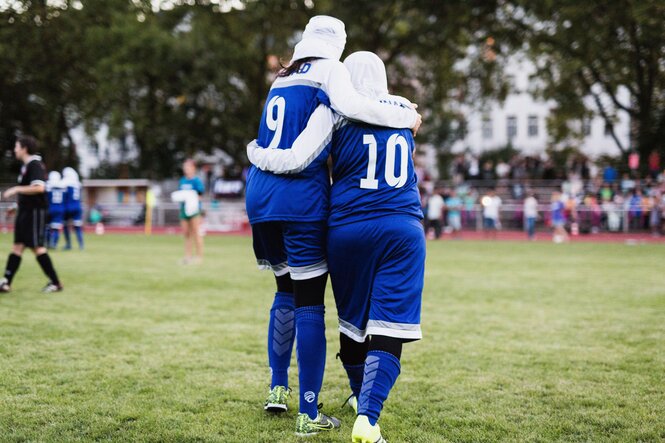 Zwei iranische Spielerinnen umarmen sich nach dem Abpfiff