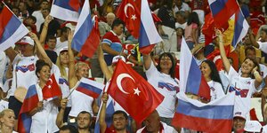 Türkische und russische Fußballfans