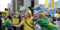 Demonstranten feiern in Sao Paulo am Donnerstag die Absetzung von Dilma Rousseff