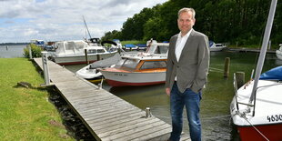 Der Spitzenkandidat der AfD in Mecklenburg-Vorpommern steht auf dem Schweriner Paulsdamm