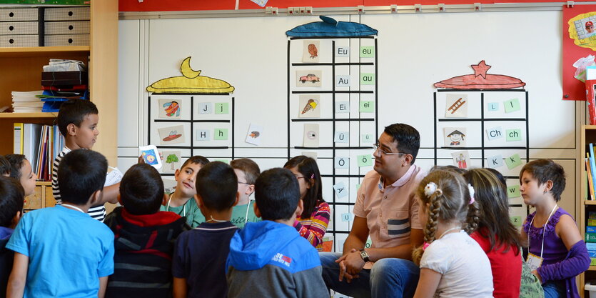 Lehrer und Kinder in Klassenzimmer