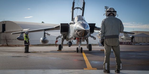 EIn Bundeswehrsoldat steht in Incirlik in der Türkei vor einem Tornado-Jet der Bundeswehr