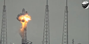 Die Rakete auf dem Weltraumbahnhof Cape Canaveral brennt