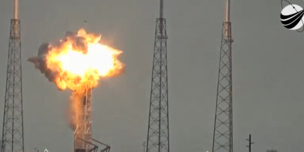 Die Rakete auf dem Weltraumbahnhof Cape Canaveral explodiert Die Rakete auf dem Weltraumbahnhof Cape Canaveral explodiert