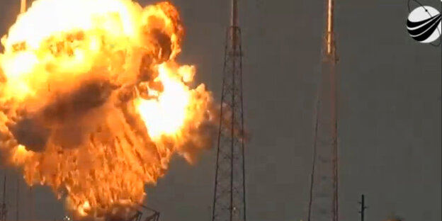 Die Rakete auf dem Weltraumbahnhof Cape Canaveral wird zu einem großen Feuerball Die Rakete auf dem Weltraumbahnhof Cape Canaveral wird zu einem großen Feuerball