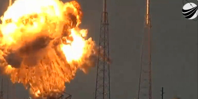 Die Rakete auf dem Weltraumbahnhof Cape Canaveral wird zu einem großen Feuerball