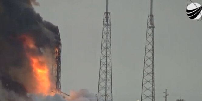 Die Überreste der Rakete auf dem Weltraumbahnhof Cape Canaveral brennen nieder