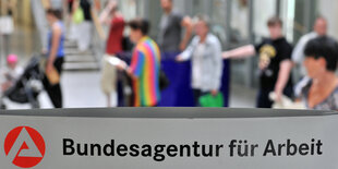 Menschen warten in einer Schlage vor der Agentur für Arbeit in Leipzig