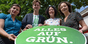 die vier Spitzenkandidatinnen und -kandidaten der Berliner Grünen, Antje Kapek, Daniel Wesener, Bettina Jarasch und Ramona Pop, halten ein Schild, auf dem steht: "Alles auf Grün"