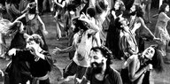 Ein Schwarz-weiß-Foto mit vielen tanzenden Menschen im indischen Poona
